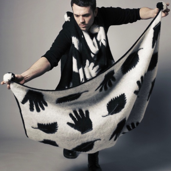 VIK PRJONSDOTTIR ‘Black or White’ Iclendic wool reversible throw - Picture 3 of 8